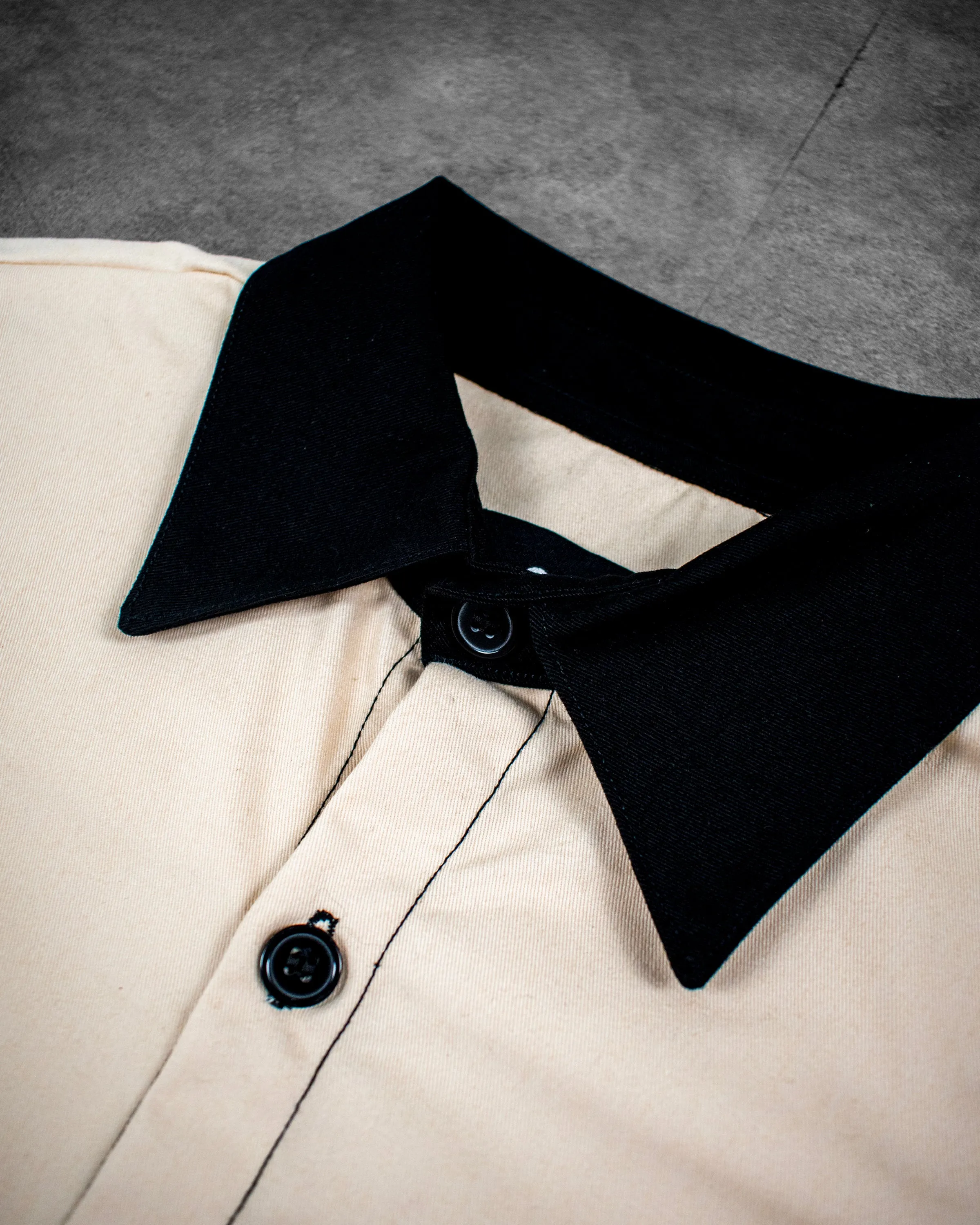 cropped polo shirt | button-down | drop shoulder | dual-tone and box fit | classic twill | crème